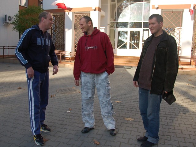 Rafał Dudek (od lewej), Jan Kłusek i Paweł Czechowicz przed DPS-em w Nowodworzu. 
W placówce mieszka w tym momencie 111 chorych osób, od stycznia będzie w nim 31 miejsc więcej
