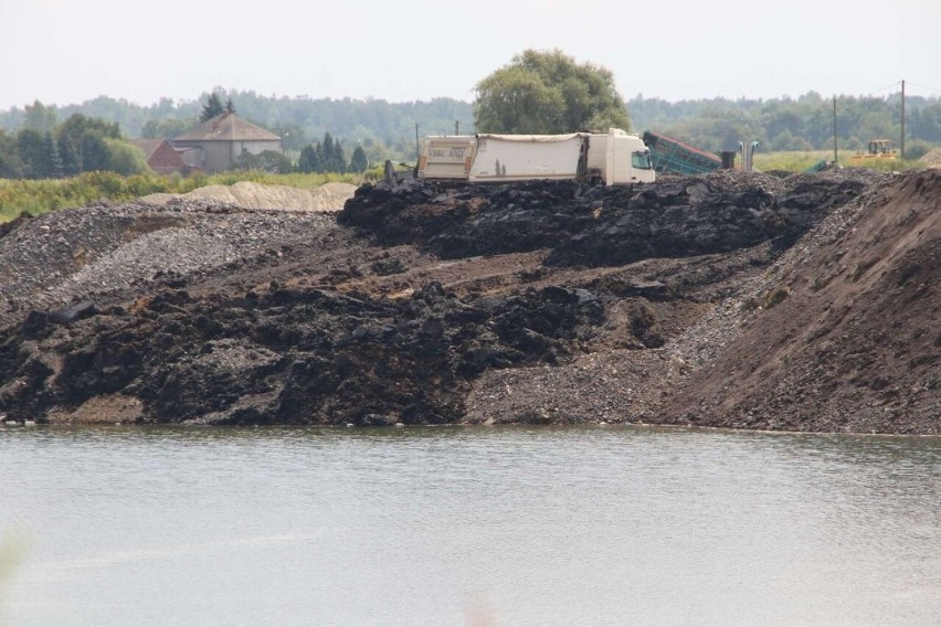 Ekolodzy w Oświęcimiu biją na alarm, odpady wsypywane są do żwirowiska