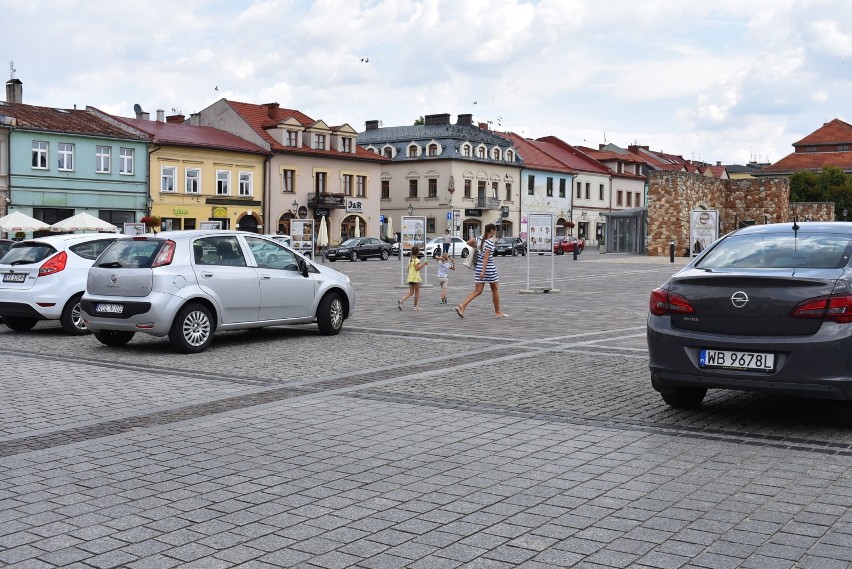 Dzięki Strefie Ograniczonego Postoju na rynku w Olkuszu nie ma już problemu ze znalezieniem wolnego miejsca parkingowego