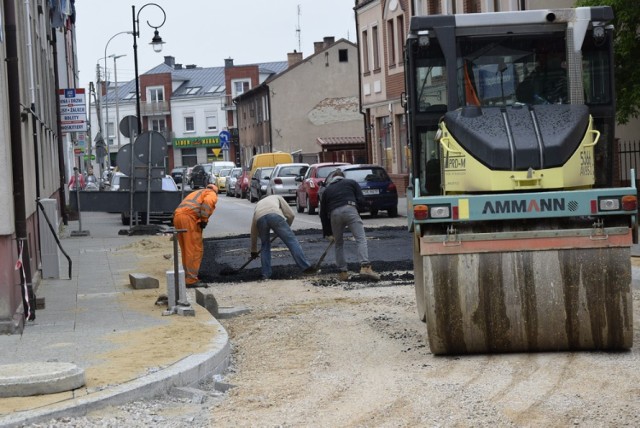 Trwa przebudowa ulicy Rawskiej. W poniedziałek, 19 maja, wykonawca inwestycji położył pierwszą warstwę asfaltu. Trwa również budowa ronda na skrzyżowaniu ulicy Rawskiej z aleją Niepodległości i ulicą Kilińskiego. Prace mają się zakończyć w październiku.