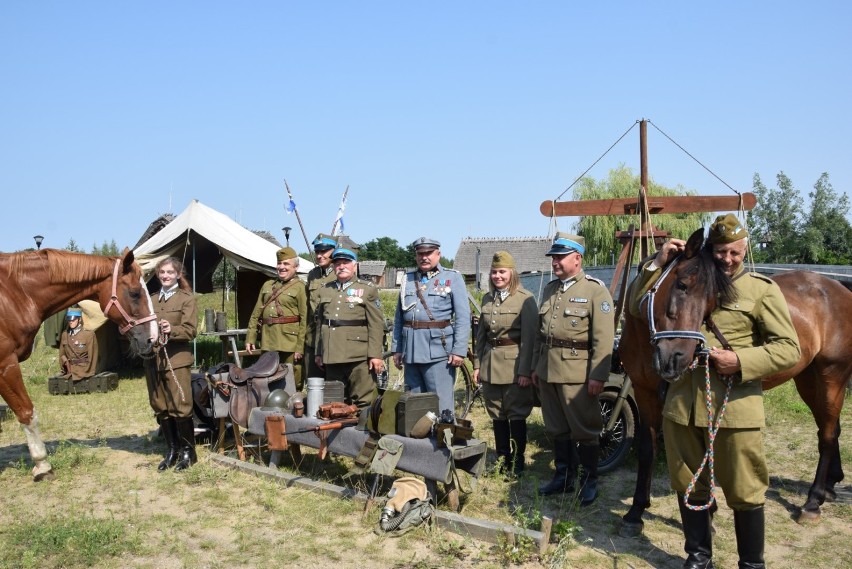 Pruszcz Gdański. Ułani szwadronu kawalerii - pasjonaci koni, historii i przygody zawitali na Faktorię |ZDJĘCIA