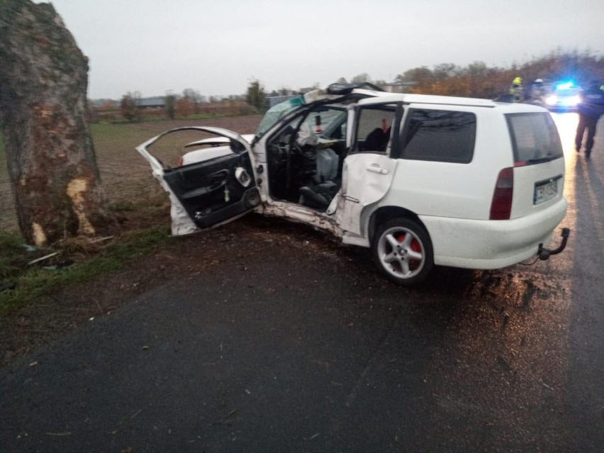 Kierowca, który volkswagenem polo uderzył w drzewo w...