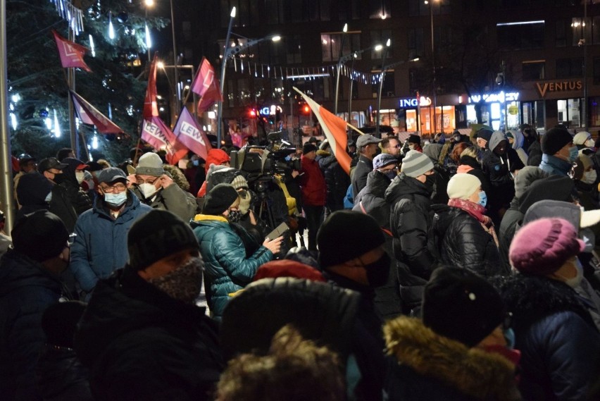 Demonstracja świętokrzyskiego Komitetu Obrony Demokracji w Kielcach. Chcą zawetowania ustawy "lex TVN" . Zobaczcie zdjęcia