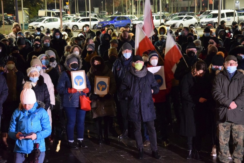 Demonstracja świętokrzyskiego Komitetu Obrony Demokracji w Kielcach. Chcą zawetowania ustawy "lex TVN" . Zobaczcie zdjęcia