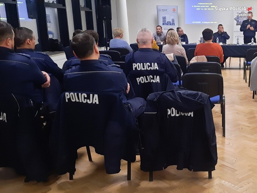 Myszków.  Debata o bezpieczeństwie z policjantami ZDJĘCIA