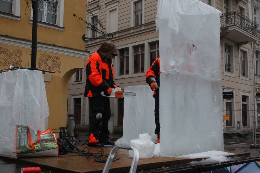 Festiwal Rzeźby Lodowej w deszczu