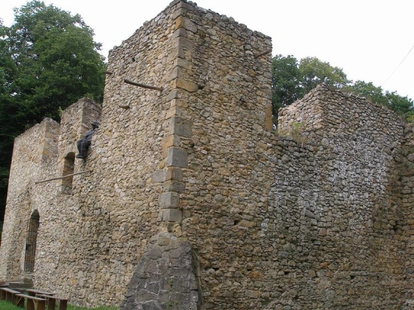 Ruiny zamku Bąka w Bąkowej Górze (gm. Ręczno)