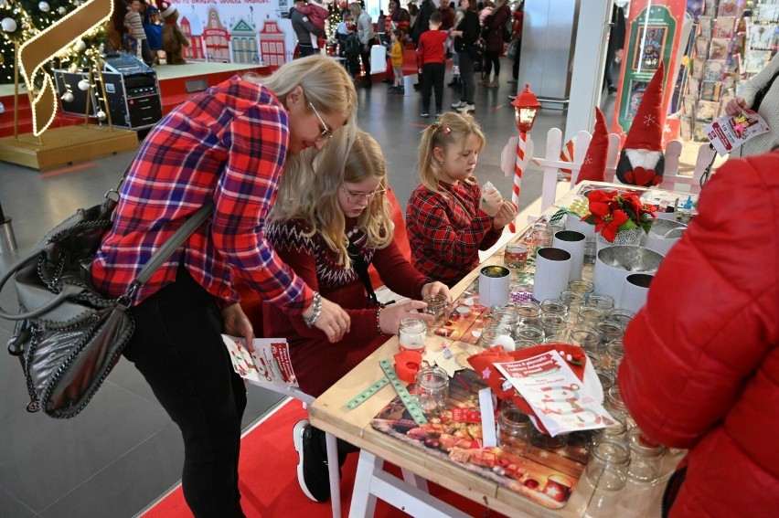 Miasteczko Świętego Mikołaja w Galerii Echo w Kielcach. Były tłumy zachwyconych dzieciaków. Zobacz zdjęcia i wideo