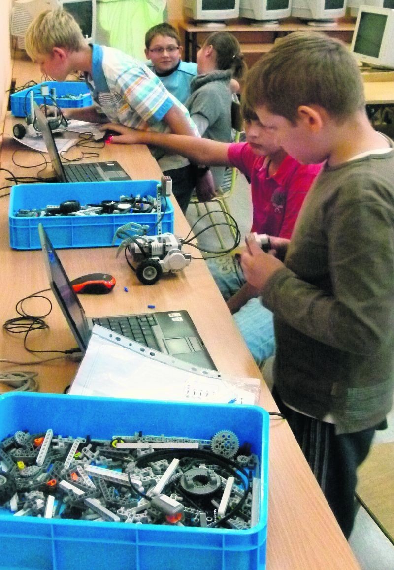 Młodzież poznaje tajniki budowy robotów, które budowane są ze specjalnych klocków LEGO [ZDJĘCIA]