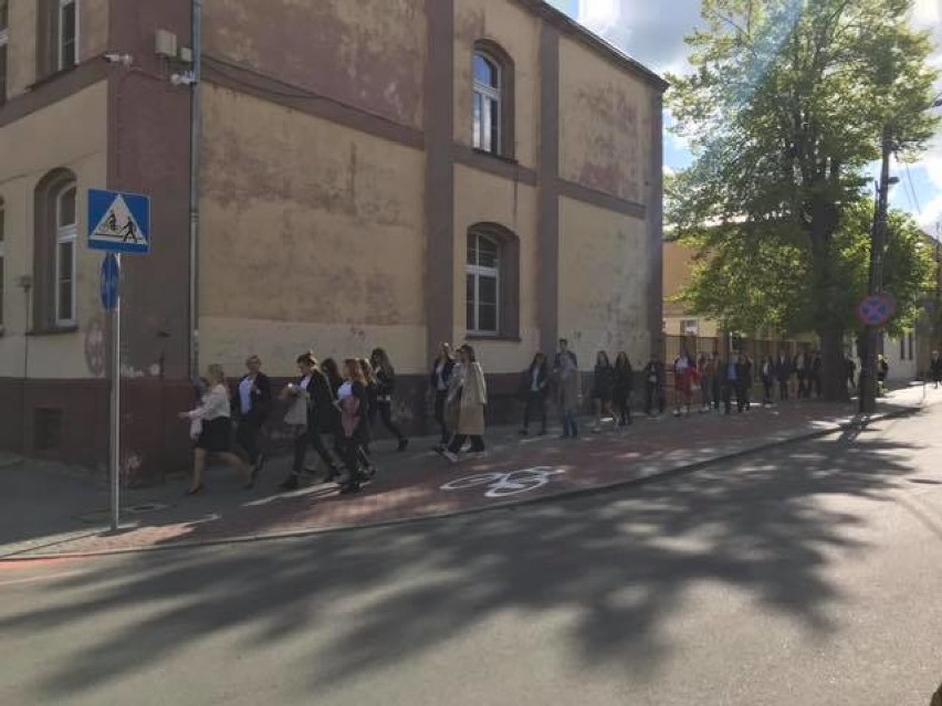 Nowy Dwór Gdański. Fałszywy alarm bombowy nie przeszkodził maturzystom w napisaniu egzaminu
