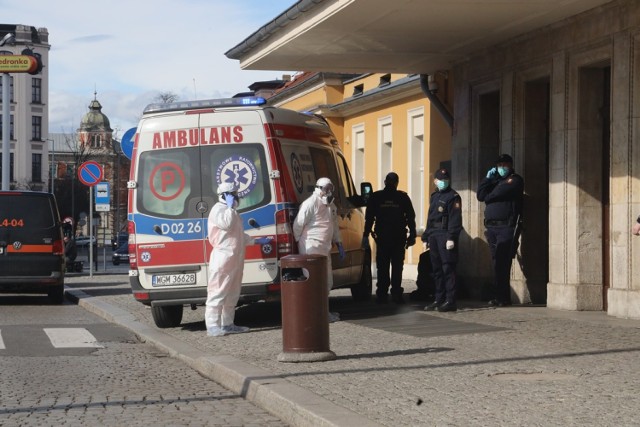 Zatrzymano pasażera podejrzewanego o zakażenie koronawirusem w Legnicy.
