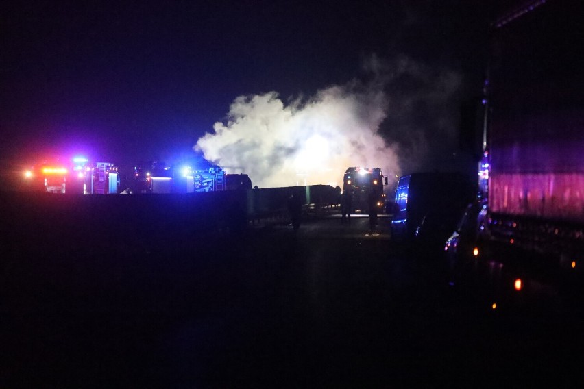 Wypadek na autostradzie A4 na wysokości Legnicy, wybuchło tysiące dezodorantów