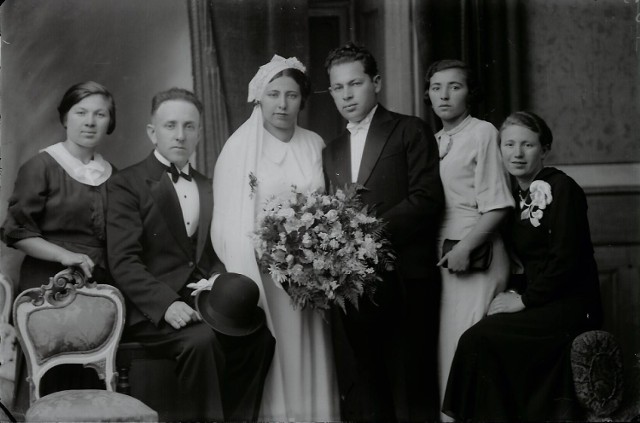 Zdjęcia ślubne, które powstały w atelier firmy "E. Janusz" w Rzeszowie w latach 30. XX w.