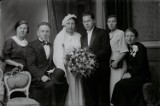 Nowożeńcy w atelier zakładu fotograficznego Edwarda Janusza w Rzeszowie. Zobacz unikatowe ślubne zdjęcia z lat 30. XX w.