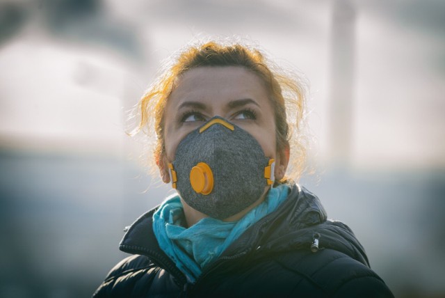 Zawarte w smogu związki chemiczne nasilają przebieg i przyczyniają się do rozwoju  nie tylko chorób oddechowych czy sercowych, ale także dotyczących układu pokarmowego. Jeden z najbardziej szkodliwych występuje w Polsce w rekordowym stężeniu. Niedawno pobity „rekord” to 15 tysięcy procent normy