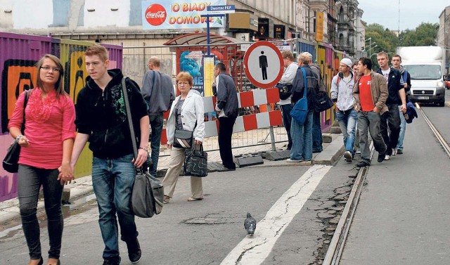 Przystanek przy 3 Maja. Ciasno dla pieszych, aut i tramwajów. Zwróćcie uwagę, gdzie jest wiata!