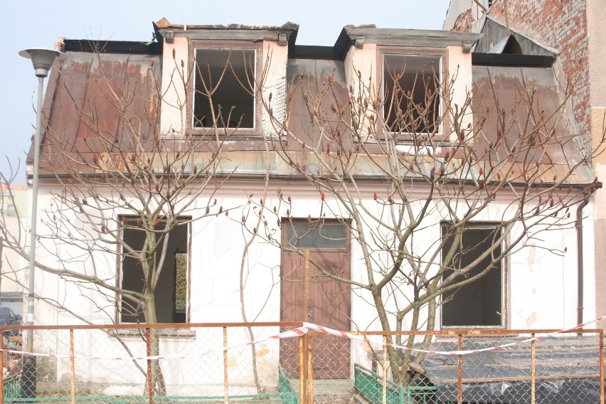 Puławy: Wyburzają stary budynek MDK (zdjęcia)