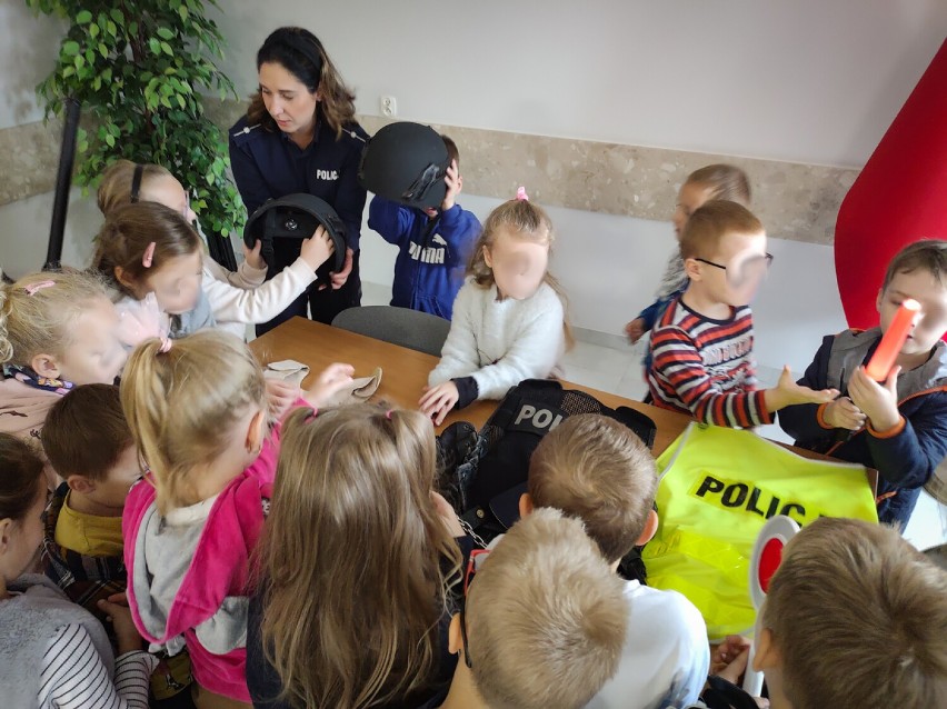 Opowieści "O tym jak Grześ przez jezdnię przechodził". Przedszkolaki odwiedziły policjantów