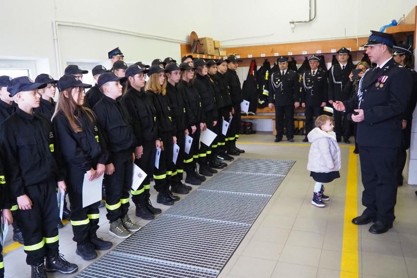 Młodym strażakom za aktywność podziękował Dariusz Górski,...