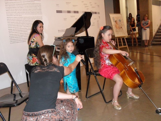 Man Li Szczepańska i jej córki Awaz Lila Melodia (starsza) i Miranda Konstancja ( młodsza na koncercie muzyki chińskiej  podczas finisazu wystawy Przestrzeń Smoka w krakowskim Muzeum Narodowym lipiec 2015