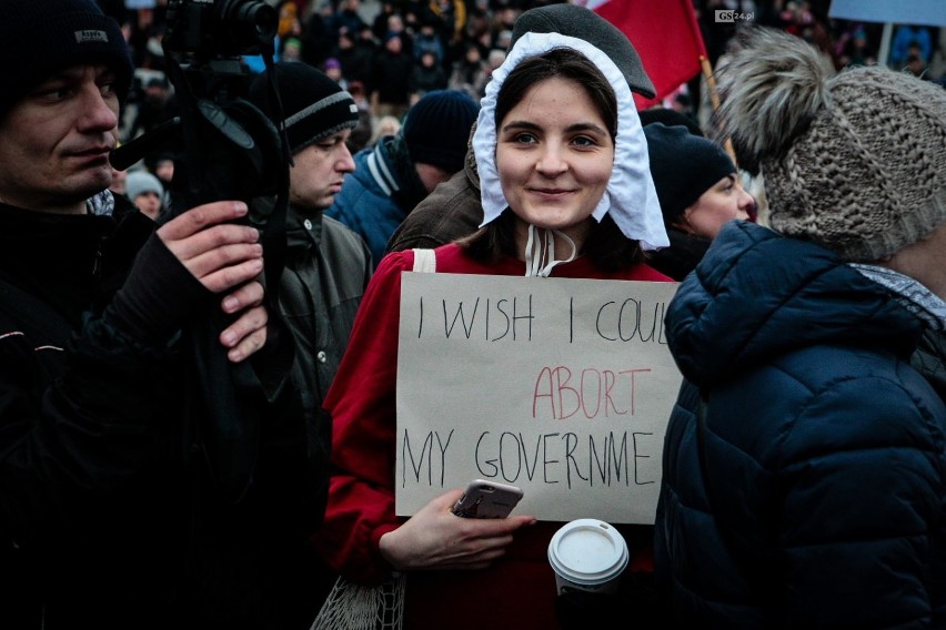 Czarny Piątek i "zatrzymaj aborcję". Szczecinianie protestowali na placu Solidarności [ZDJĘCIA, WIDEO]