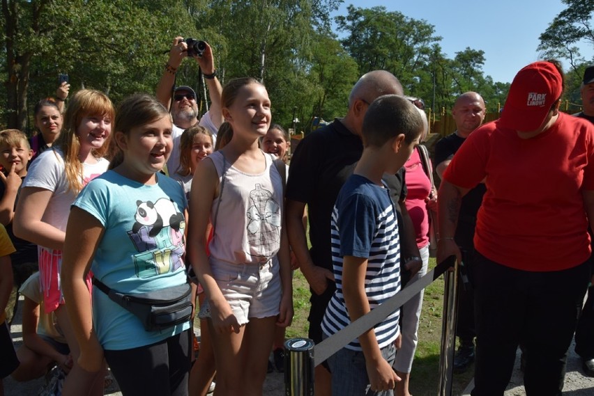 Park Linowy otwarty. Tłumy czekają na wejście