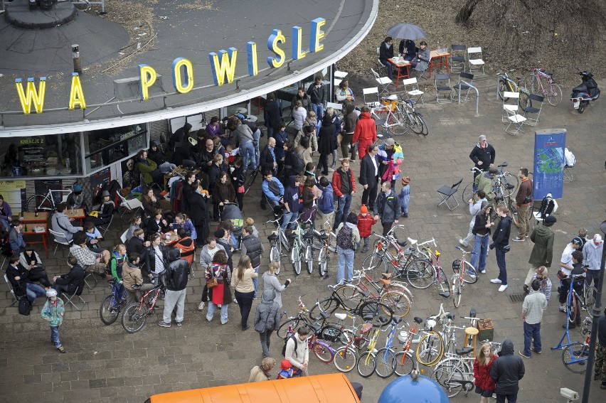 Do stacji Centrum Nauki Kopernik prowadzą  trzy wejścia -...