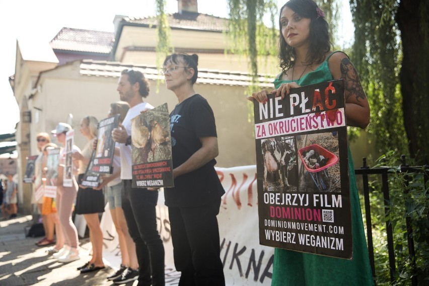 Na ul.  Szerokiej pojawili się protestujący przeciwko ubojowi rytualnemu zwierząt