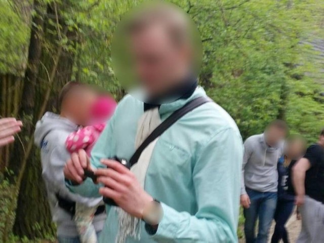 Poznańska policja szuka mężczyzny, który w niedzielę dręczył tygrysa w nowym zoo. Wszyscy, którzy go rozpoznają, proszeni są o kontakt z policją.



CZYTAJ WIĘCEJ: Mężczyzna, który drażnił tygrysa, zgłosił się na policję
