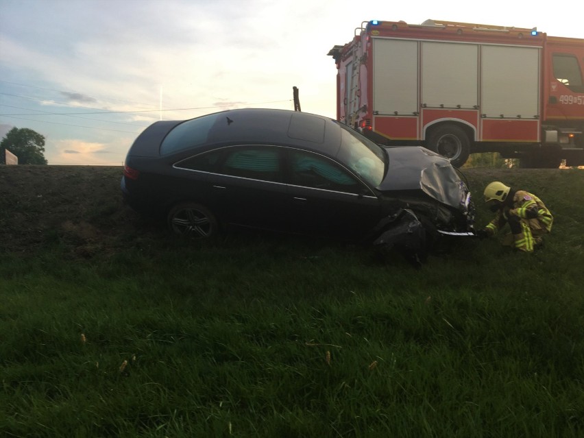 Wypadek w Groniu. Opel uderzył w audi i dachował w rowie [ZDJĘCIA]