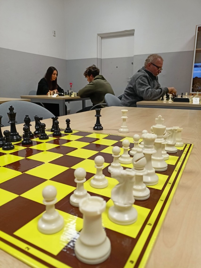 Turniej szachowy dla młodszych i starszych w Zapolicach