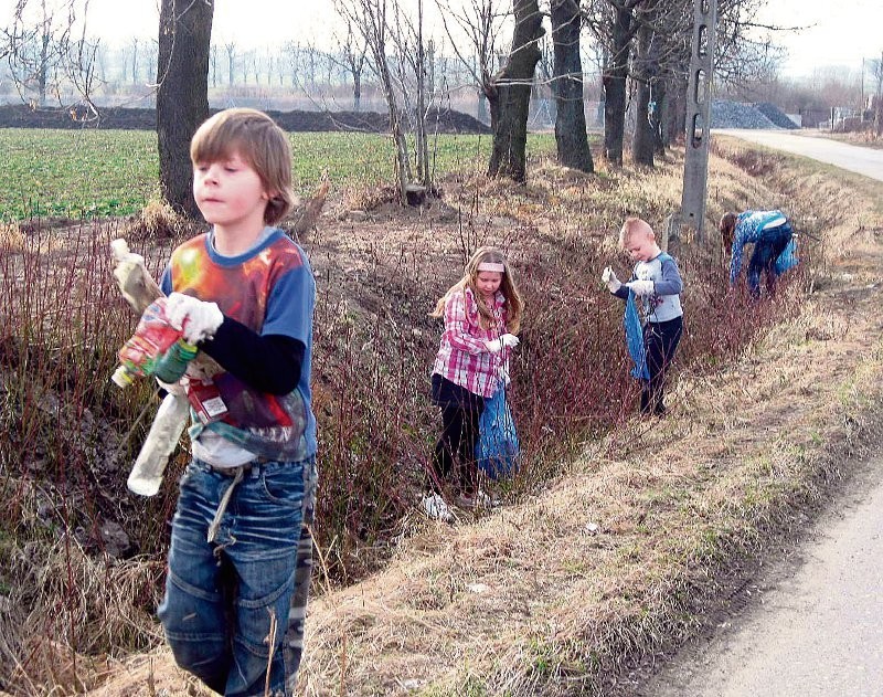 Jaroszów: Dzieci wysprzątały wieś! (ZDJĘCIA)