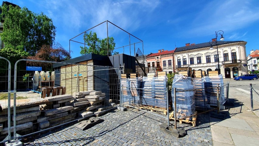 Nowy Sącz. W tym roku ogródki na sądeckim rynku będą wyglądać inaczej niż dotychczas. Powstaje piętrowa konstrukcja [WIZUALIZACJE]