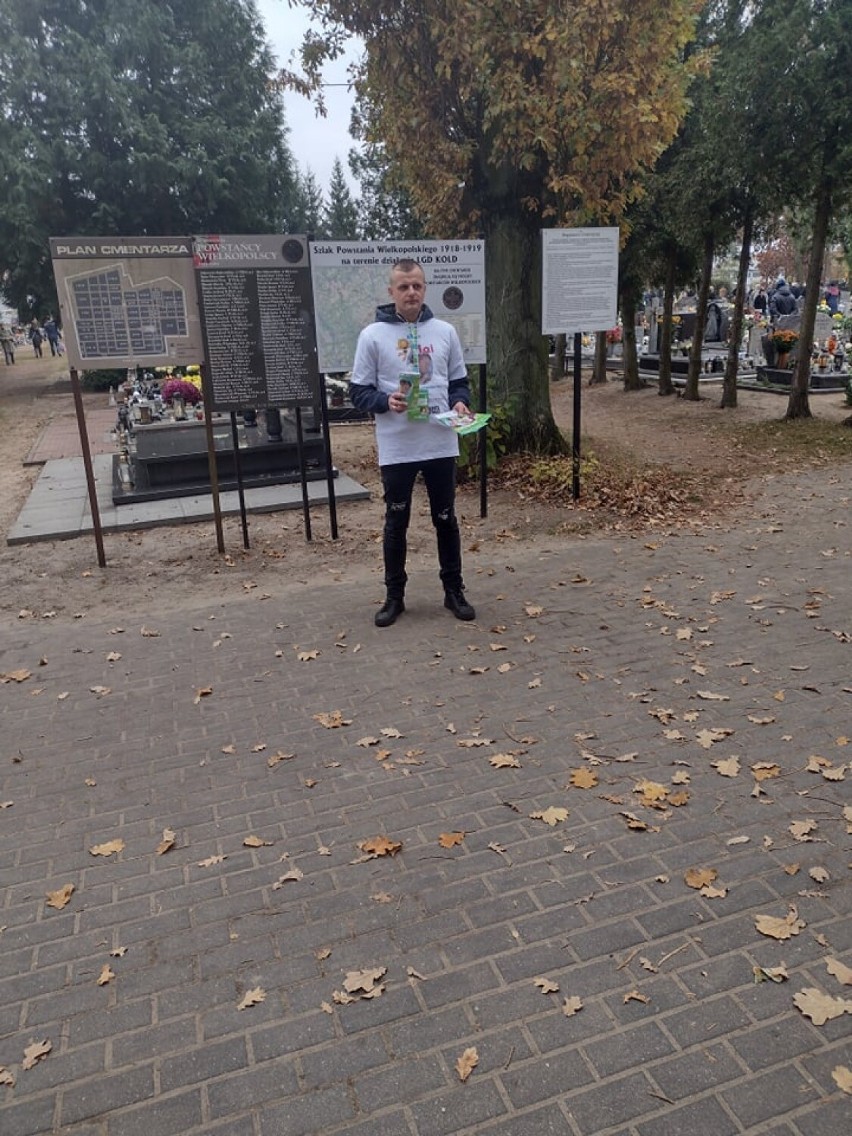 Wolontariusze Mai z puszkami, przed cmentarzem w Nowym...