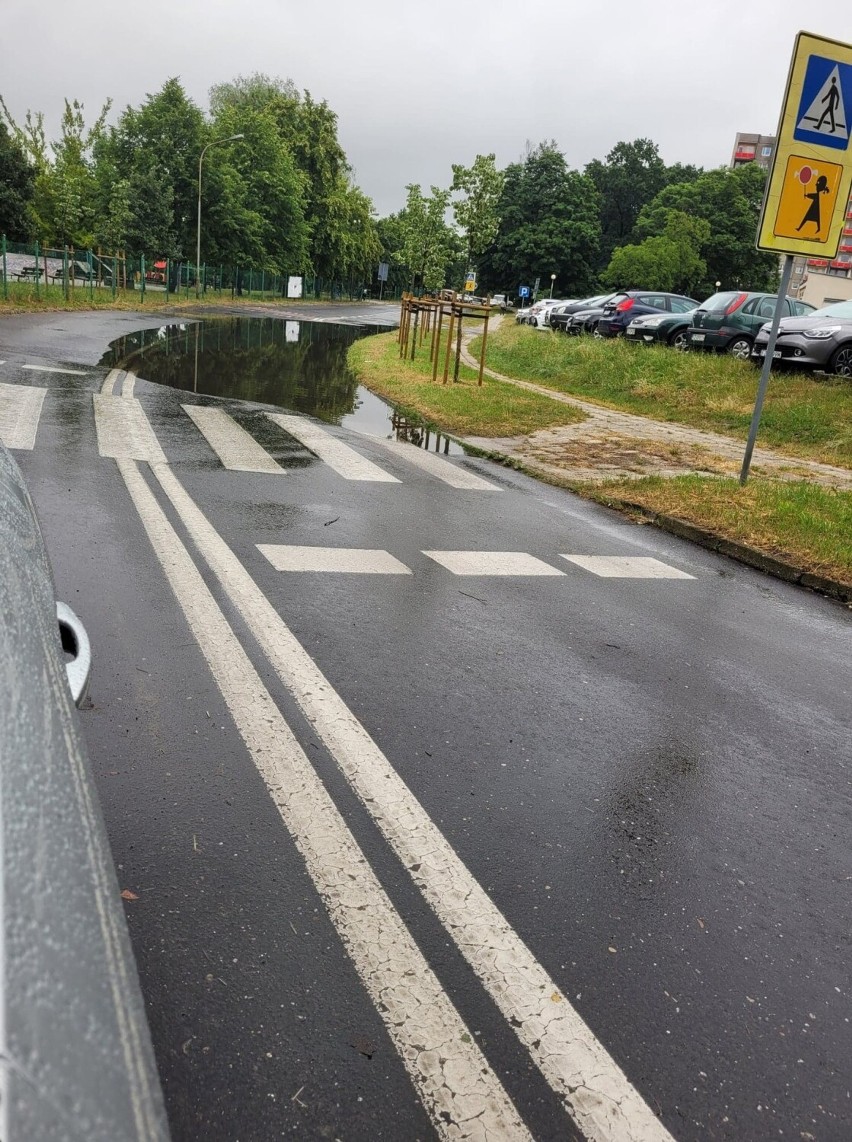 Stojąca woda na osiedlu Pomorskim utrudniała kierowcom...