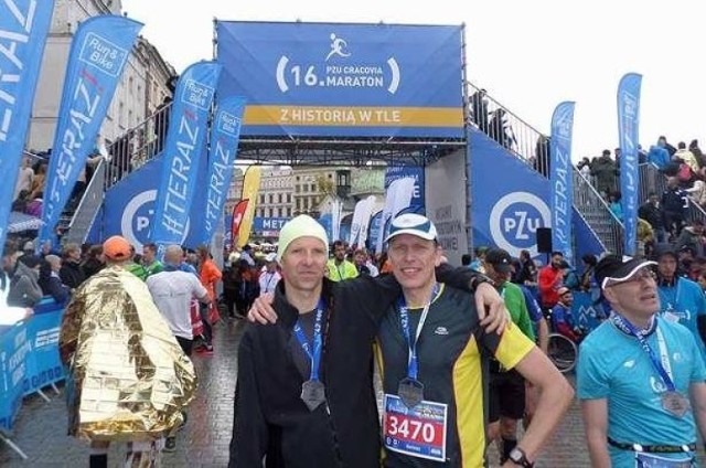 Michał Puchała (na zdjęciu od lewej) i Bartek Jaworski podczas maratonu w Krakowie osiągnęli najlepsze wyniki w życiu