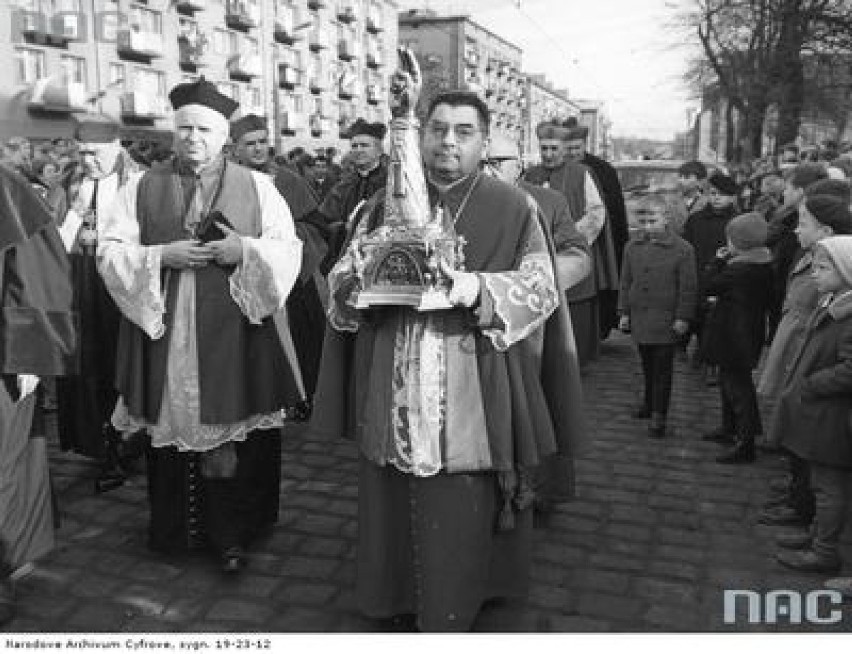 Wyszyński w limuzynie i mieszkańcy na dachach. Milenium chrztu Polski w Gorzowie [ZDJĘCIA]