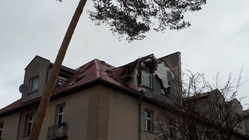 Nawałnica na Opolszczyźnie zrywała dachy i wyrywała drzewa. Zdjęcia internautów nto