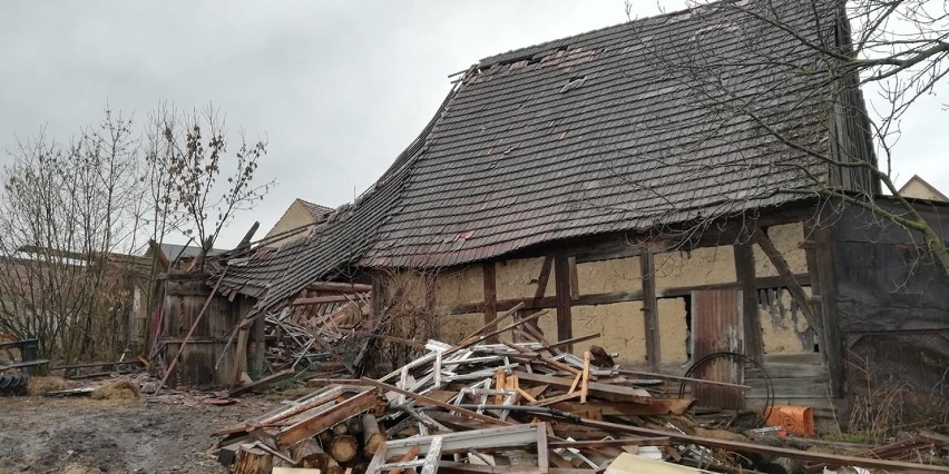 Nawałnica na Opolszczyźnie zrywała dachy i wyrywała drzewa. Zdjęcia internautów nto