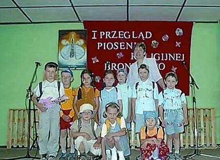 Uczniowie Szkoły Podstawowej w Żegrówku - jedni z uczestników bronikowskiego Przeglądu piosenki religijnej.