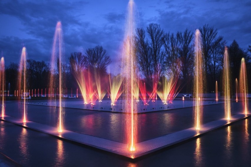 Nowe godziny pokazów specjalnych na fontannach w Parku Miejskim w Legnicy. Sprawdź, o której godzinie możesz zobaczyć wodny spektakl!