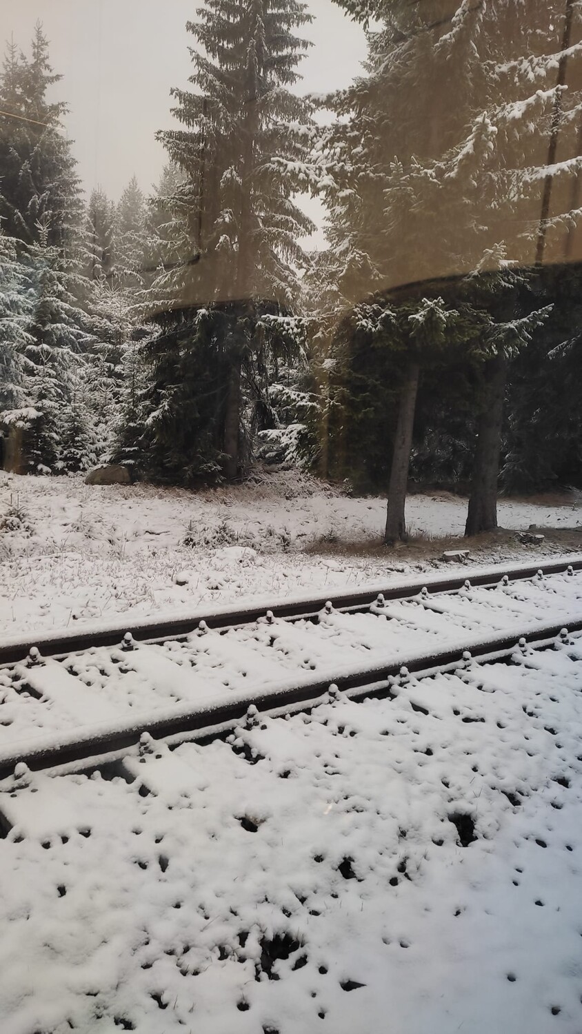 Pierwszy śnieg w Górach Izerskich wita przyjeżdżających...