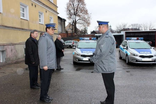 Rawicz: Policja wzbogaciła się o dwa radiowozy [ZDJĘCIA]

Dwa nowe radiowozy trafiły do rawickich policjantów. Ich uroczyste przekazanie miało miejsce w czwartek. W komendzie pojawili się przedstawiciele władz powiatu i gminy.