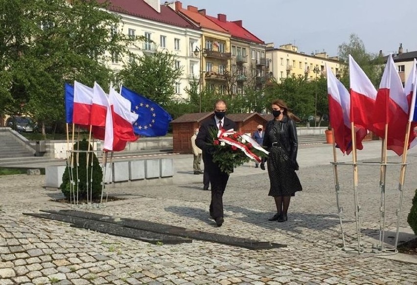 Skromne obchody 1 Maja w Ostrowcu. Kwiaty przy pomniku na Rynku [ZDJĘCIA] 