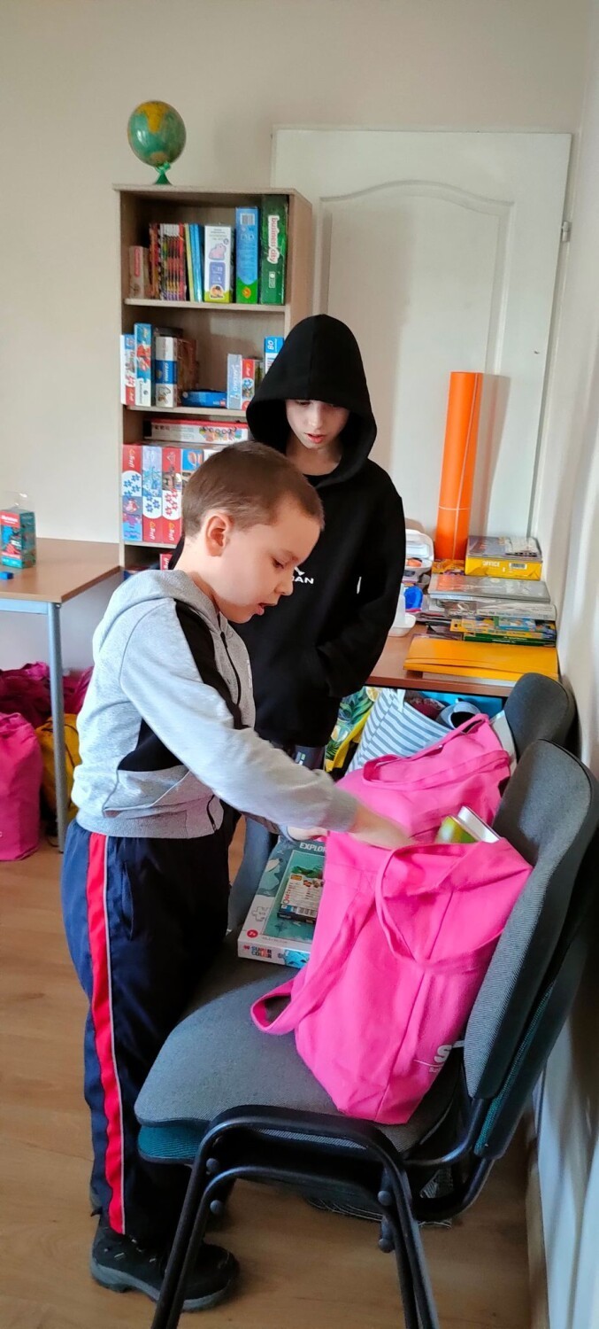 Razem dla Ukrainy, razem w Żelistrzewie i Leśniewie. Dla dzieci z Ukrainy przygotowali niecodzienne prezenty i swoje kartki niespodzianki
