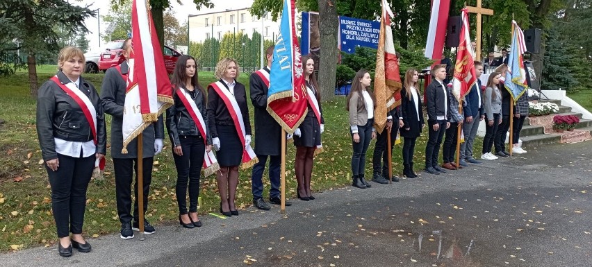 Dzień Patrona w jędrzejowskim „Grocie”. Uroczysta msza na placu szkolnym oraz ślubowanie uczniów klas pierwszych, Zobaczcie zdjęcia