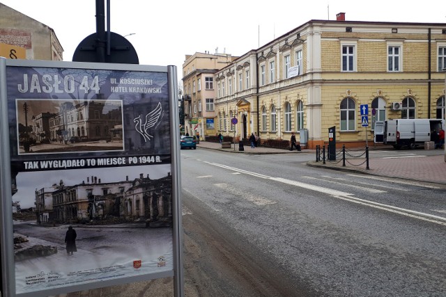 W Jaśle można oglądać w przestrzeni miejskiej wystawę plenerową, prezentującą dawne fotografie miasta sprzed wybuchu wojny i po 1944 roku