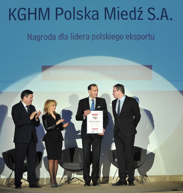 KGHM znalazł się w gronie laureatów nagrody dla eksporterów– Sława Polski. Na zdjęciu: Marcin Chmielewski, wiceprezes zarządu KGHM ds. korporacyjnych z dyplomem potwierdzającym tytuł, z prawej Bogusław Chrabota, redaktor naczelny Rzeczypospolitej, z lewej Janusz Piechociński, wicepremier, minister gospodarki.