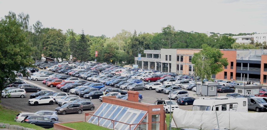 Widok na prywatny parking przy ul. Sierakowskich.