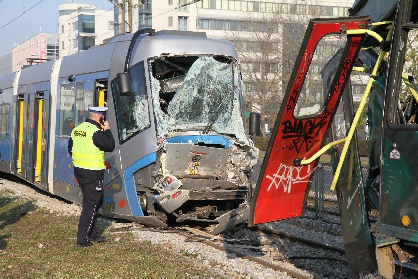 Wrocław: Zderzenie tramwajów na Legnickiej - są ranni (ZDJĘCIA)